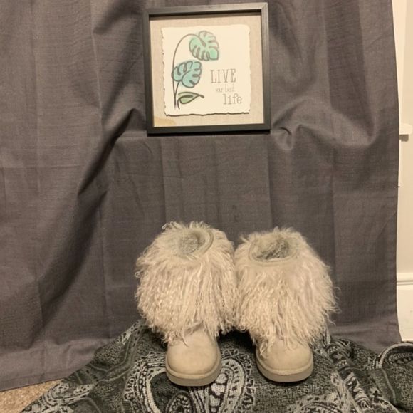 💙HTF💙 UGG RARE Mongolian Fur Short Women’s Boots - Picture 3 of 12